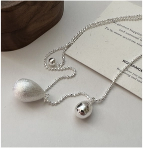 Détail du collier en argent S925 avec pendentifs gouttes d'eau mats et polis sur chaîne