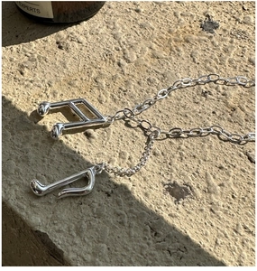 Vue macro des pendentifs notes de musique en argent sur une surface en pierre