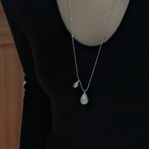 Collier minimaliste en argent sterling S925 avec pendentif goutte sur tricot noir