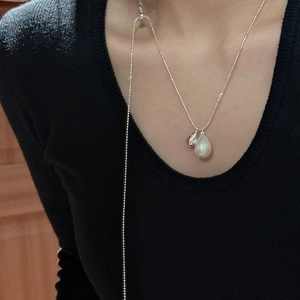 Collier double pendentif goutte en argent sterling S925 porté sur un pull en tricot noir