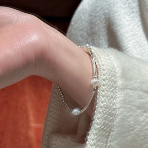 Elegant S925 sterling silver pearl elastic bracelet with metallic beads on a wrist