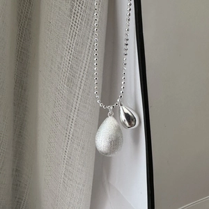 Collier minimaliste en argent S925 avec pendentifs goutte d'eau mats et polis miroir