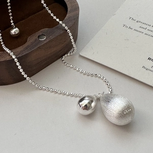 Collier chaîne à billes en argent S925 avec sphère polie et pendentif goutte d'eau à texture mate