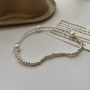 Minimalist S925 sterling silver beaded bracelet with three pearls and metal curved tube