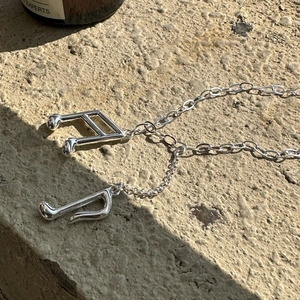 Collier à franges en argent sterling S925 avec notes de musique sur surface en pierre