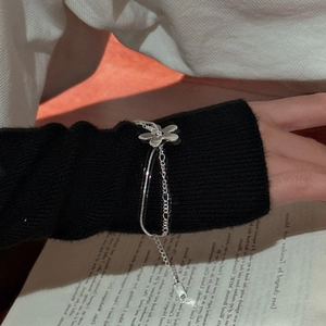 Élégant bracelet double couche en argent S925 avec un délicat pendentif fleur à cinq pétales