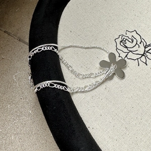 Bracelet double couche en argent S925 avec pendentif fleur poli et chaîne figaro
