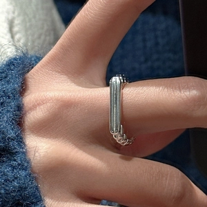 Minimalist S925 sterling silver heart ring with textured chain design worn on finger