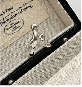 Close-up of S925 sterling silver ring with unique molten liquid metal texture design