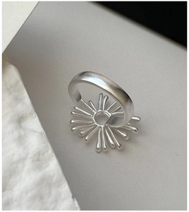 Close-up of S925 sterling silver ring featuring a minimalist sunburst pattern design
