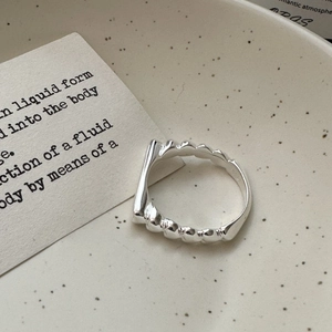 Minimalist S925 sterling silver ring with geometric bar and bead design on ceramic tray