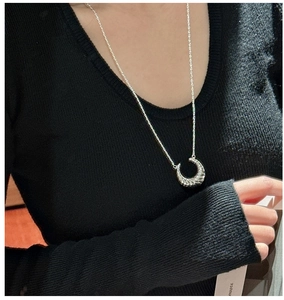 Dettaglio della collana croissant in argento S925 con ciondolo a mezza luna con texture fine