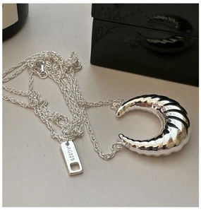 Vista dettagliata della collana in argento sterling S925 con marchio inciso AG925