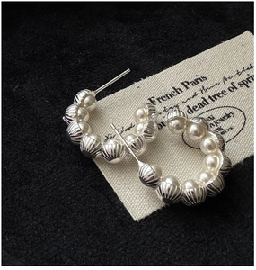 Detail of S925 silver hoop earrings with vertical textures and white shell pearls