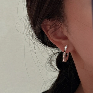 Minimalist S925 sterling silver curved hoop earrings with fluid lava design on model
