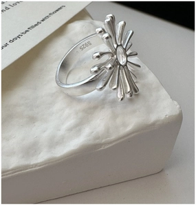 Macro shot of S925 sterling silver ring showing the intricate fireworks sunburst design