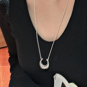 Collana a corno croissant in argento sterling S925 con pendente vintage strutturato