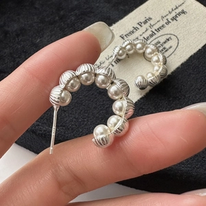 Elegant S925 sterling silver C-shaped hoop earrings with pearls in a retro French style