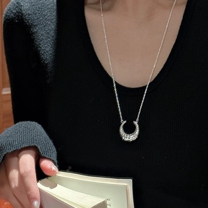 Collana croissant in argento sterling S925 con pendente a martello indossata da una modella