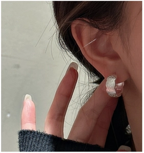 Detailed view of S925 sterling silver hoop earring with vintage brushed floral engraving