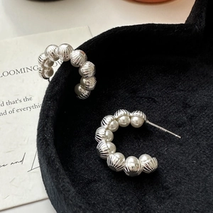 Elegant S925 sterling silver C-shaped hoop earrings with pearls and pleated texture