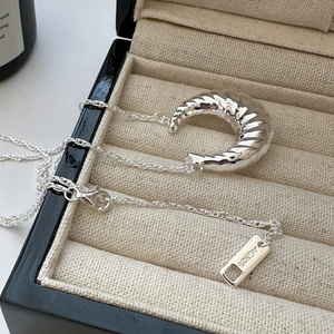 Collana in argento sterling S925 con pendente a croissant e corno a trama spirale