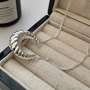 Collana con ciondolo a forma di croissant in argento sterling S925 e catena a maglie fini