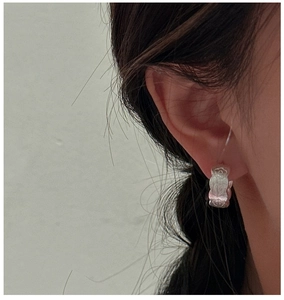 Detailed view of S925 sterling silver hoop earrings with vintage floral relief pattern
