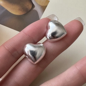 Minimalist 925 Sterling Silver Heart Stud Earrings For Women Korean Style Simple Vintage Electroplated Hollow Heart Jewelry