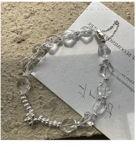Détail du bracelet en argent S925 avec perles de cristal blanc sur pierre naturelle