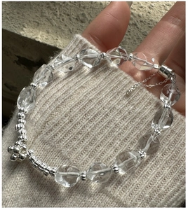Détail du bracelet en argent S925 avec cristaux, pendentif fleur et fermoir magnétique