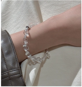 Détail d'un bracelet en argent S925 avec perles de cristal de roche porté au poignet