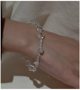 Gros plan détaillé du bracelet en argent 925 avec perles et cristaux blancs clairs