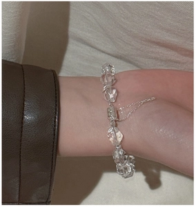 Gros plan détaillé du bracelet en argent S925 avec cristaux blancs facettés portés au poignet