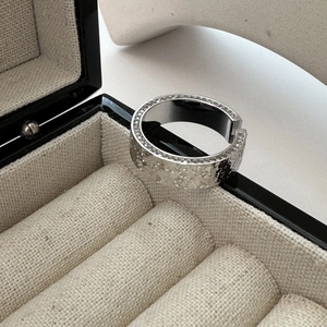 Minimalist S925 sterling silver hammered ring with pavé diamonds on a black jewelry box