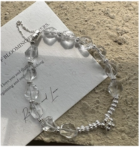 Détail de perles en cristal facetté et billes d'argent sur un bracelet en argent S925