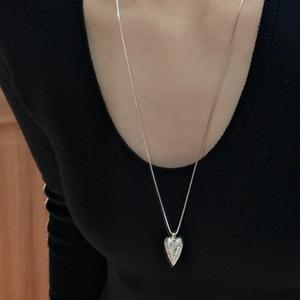 Minimalist S925 sterling silver heart necklace with vintage carved vine patterns