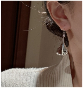 Detailed close-up of S925 sterling silver hollow teardrop earrings with mirror finish