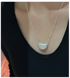Detailopname van de S925 zilveren ketting met getextureerde matte boon hanger