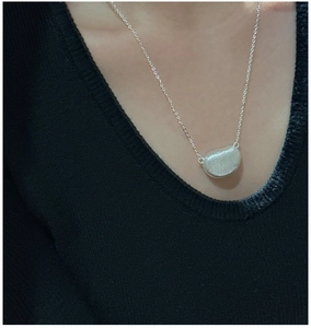 Detailopname van zilveren S925 bonenketting met een geborstelde metalen textuur afwerking