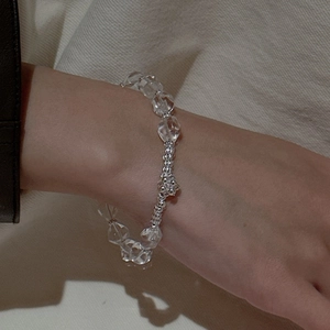 Bracelet en argent S925 minimaliste avec cristaux clairs sur poignet femme