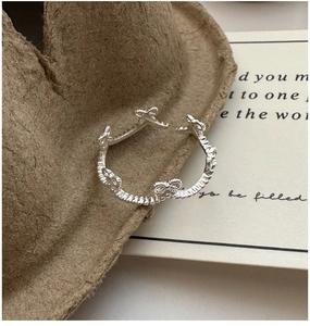 Detailed close-up of S925 sterling silver bow knot ring with vintage hammered texture