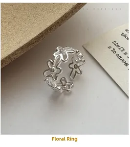 Détail d'une bague ajustable en argent sterling S925 avec motif de petites fleurs