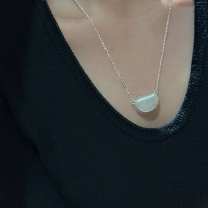 Minimalistische S925 sterling zilveren ketting met holle boon hanger en matte afwerking