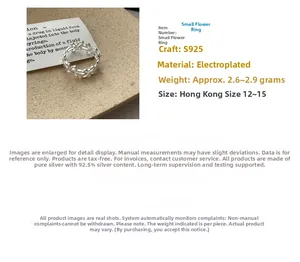 Détail de la bague fleur en argent S925 avec design ajouré et finition galvanisée