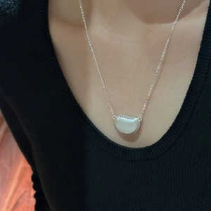 Minimalistische S925 sterling zilveren bonenketting met matte afwerking aan een O-ketting