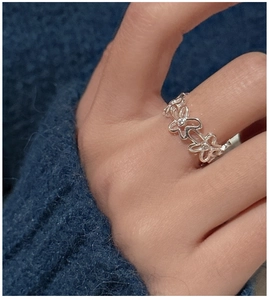 Détail de la bague fleur évidée en argent sterling S925 portée au doigt