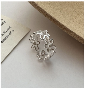 Détail d'une bague en argent S925 avec motif floral ajouré et poinçon S925 authentique