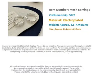 Vue macro des boucles d'oreilles grille en argent S925 avec dimensions et texture tissée