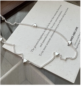 Detailed close-up of S925 sterling silver chain featuring polished 3D heart-shaped charms